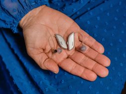 BT_ACHIEVE_woman_product_in_hands_outdoors_RIE_C357 (1)