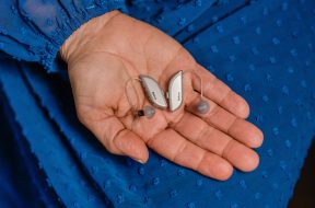 BT_ACHIEVE_woman_product_in_hands_outdoors_RIE_C357 (1)